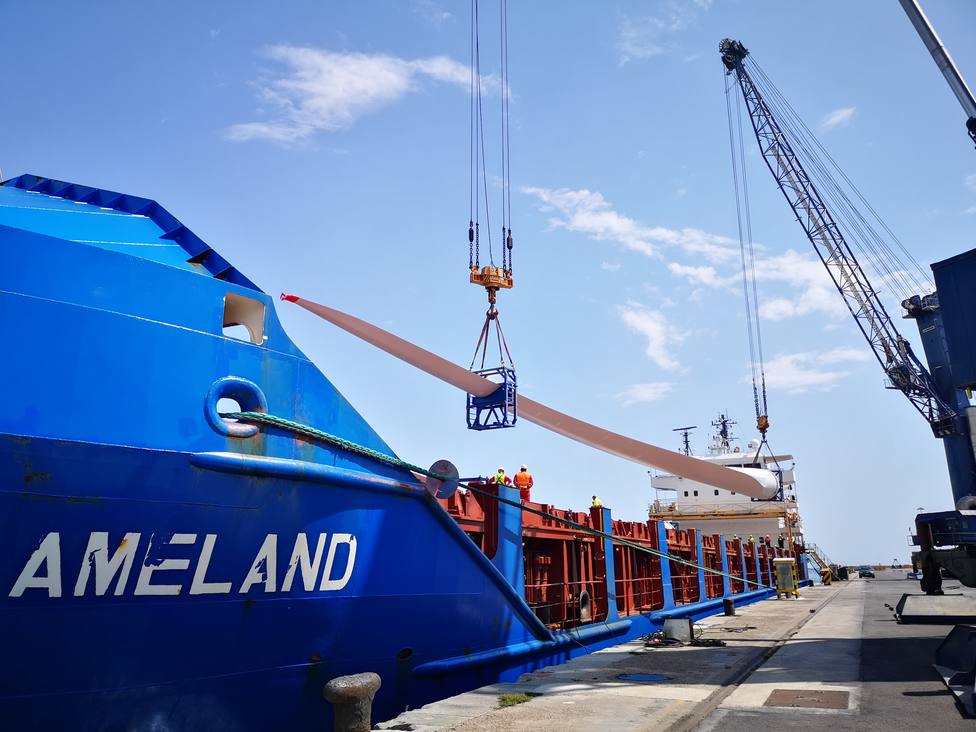 El Puerto de Almería acoge el embarque de nueve palas para un parque eólico en Francia