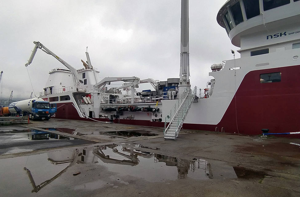 Operación de suministro de gas natural licuado a un carguero de pescado. FOTO: Autoridad Portuaria de Ferrol