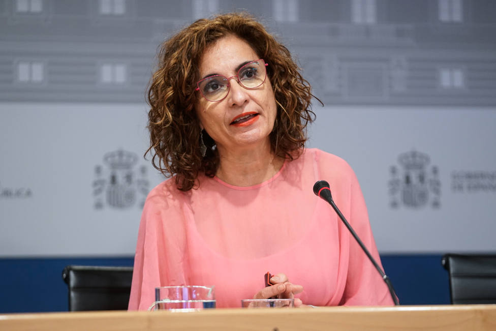 Un senador del PP tacha de analfabeta a María Jesús Montero