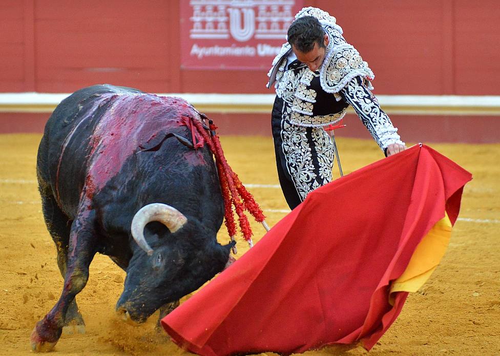 Pepe Moral ante el toro de Miura que fue premiado con la vuelta al ruedo en Utrera