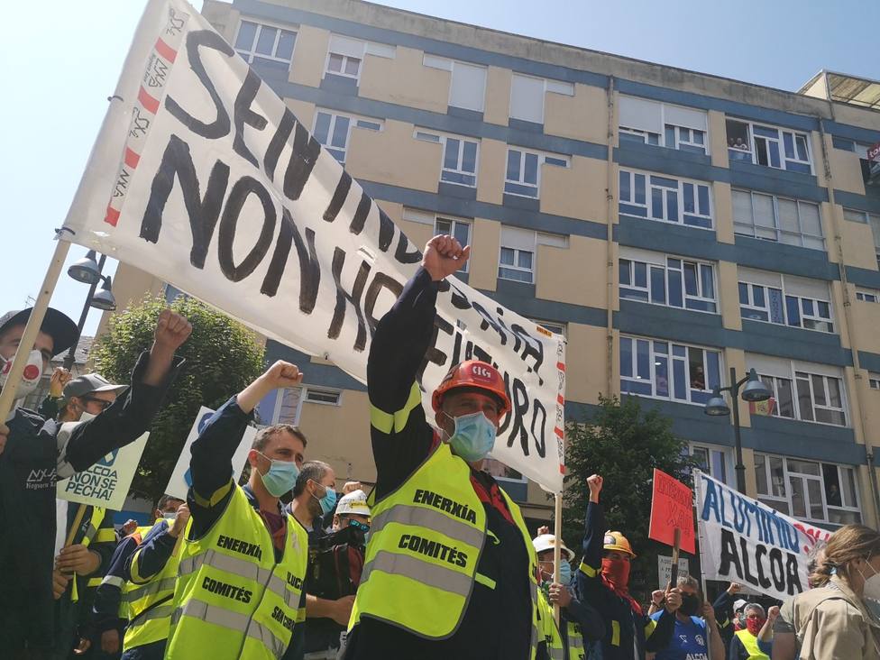 Trabajadores de Alcoa protestan ante la Subdelegación del Gobierno