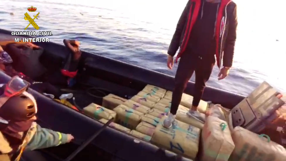 La Guardia Civil interviene 2,5 toneladas de hachís en una persecución en alta mar
