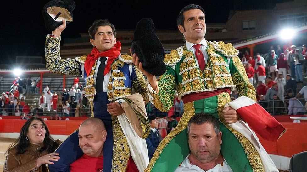 Joselito Adame y Emilio de Justo en su salida a hombros este jueves en Corella (Navarra)