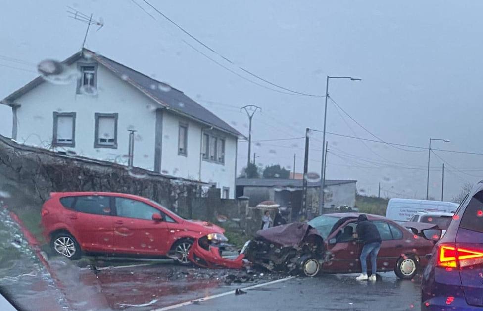 La colisión ocasionó daños materiales importantes en los dos vehículos - FOTO: Tráfico Ferrolterra