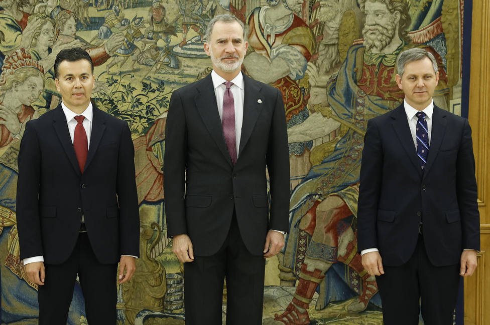 Los nuevos ministros José Manuel Miñones y Héctor Gómez juran o prometen sus cargos ante el rey