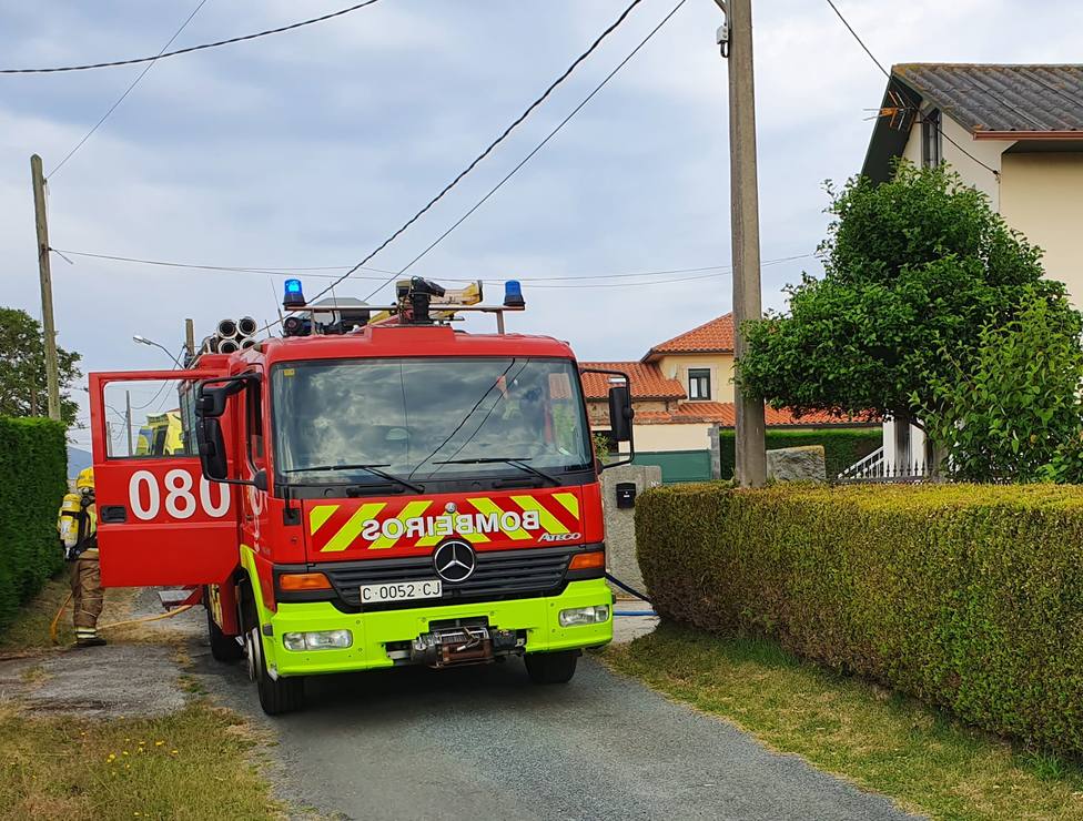 Un camión de los Bomberos de Ferrol actuando en un municipio de la comarca