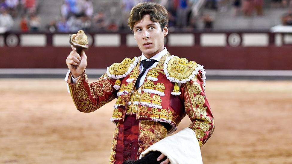 Christian Parejo, con la oreja paseada este jueves en la novillada nocturna de Las Ventas