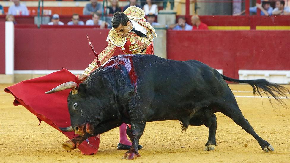 Paco Ureña durante la faena de muleta a su primer toro este martes en Zaragoza