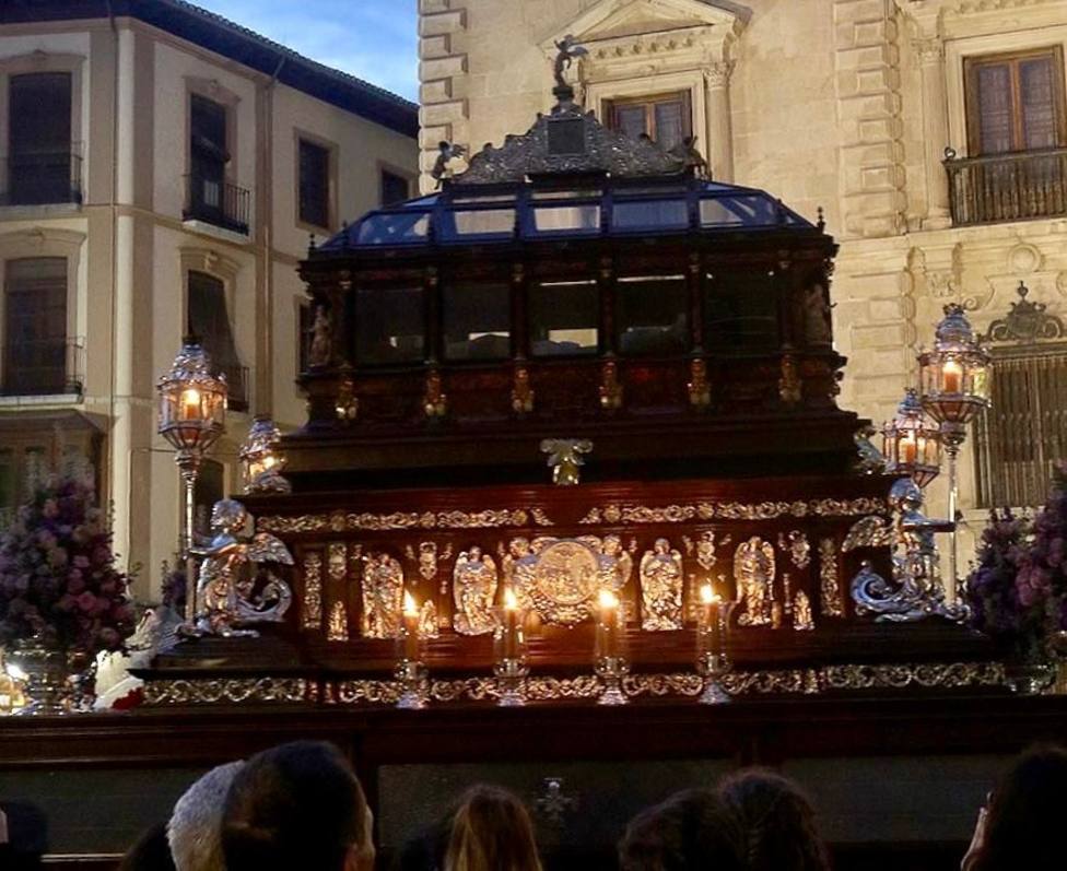 El Ayuntamiento concede la Granada de Oro a tres cofradías