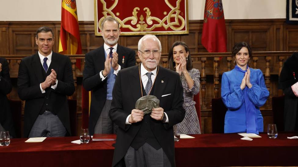 Díaz Ayuso, en la entrega del Premio Cervantes al escritor Luis Mateo Díez
