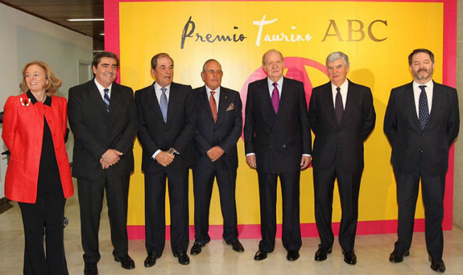 Don Juan Carlos junto a los hermanos Miura, premiados por el Diario ABC. CASAREAL.ES