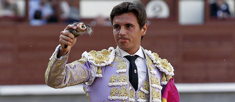 Miguel Tendero con la oreja paseada este domingo en Las Ventas. EFE