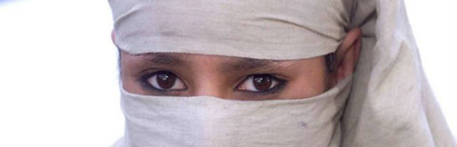Mujer afgana vistiendo el burka