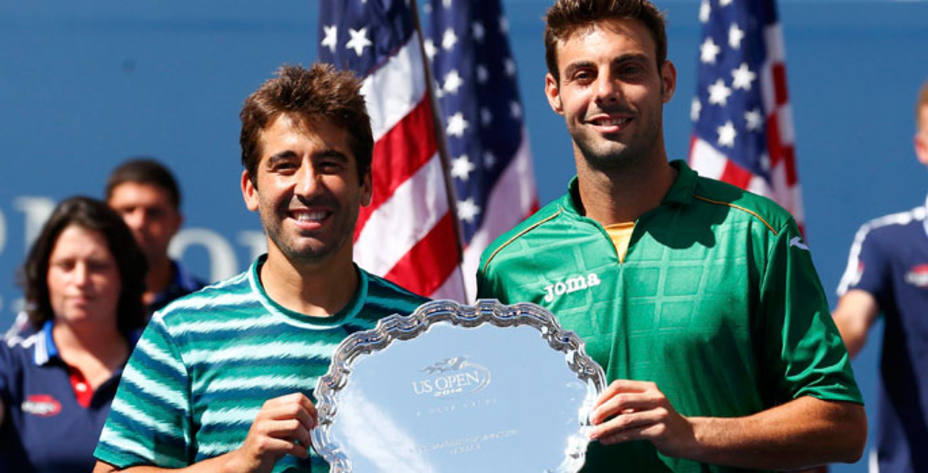 Marc López y Marcel Granollers, con el trofeo de subcampeones del US Open. Reuters.