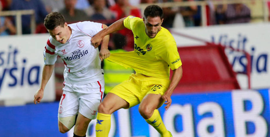 Gameiro y Víctor Ruiz pelean por un balón durante el pasado Sevilla-Villarreal de Liga. Reuters.