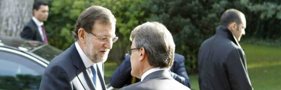 Momento del encuentro entre Rajoy y Mas a las puertas del Palacio de Pedralbes (EFE)