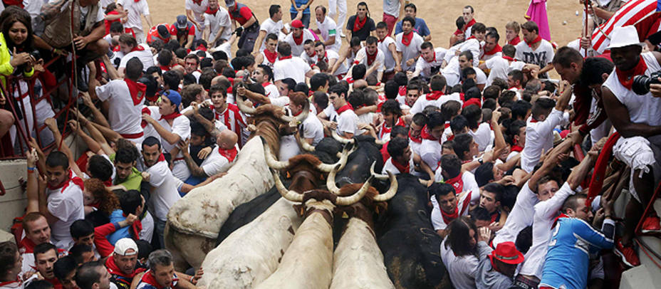 Momento del tapón producido a la entrada de la plaza de toros de Pamplona. REUTERS