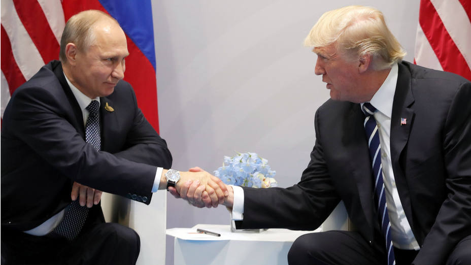 El presidente ruso, Vladímir Putin, conversa con el presidente estadounidense, Donald J. Trump