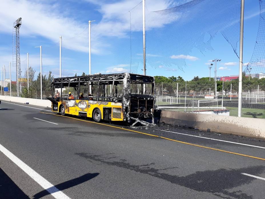 Sucesos.- Un autobús de línea sin pasajeros se incendia en la CV-35 en Paterna