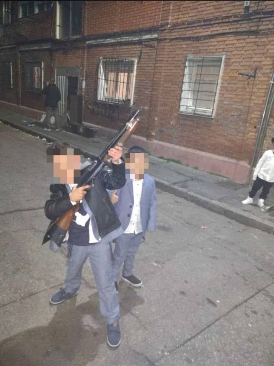 Menores posan con el arma con la que se efectuaron disparos al aire en Nochevieja en Valladolid