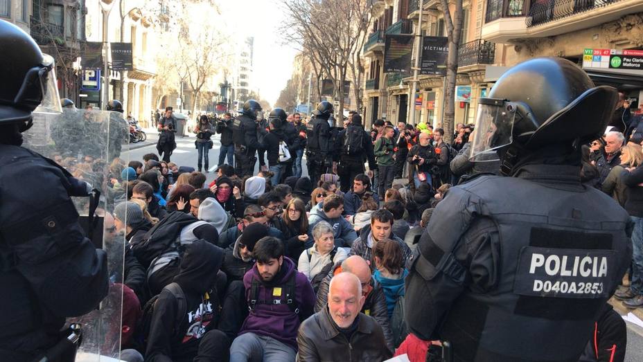 Los Mossos retiran a los concentrados que protestaban ante la Fiscalía de Cataluña