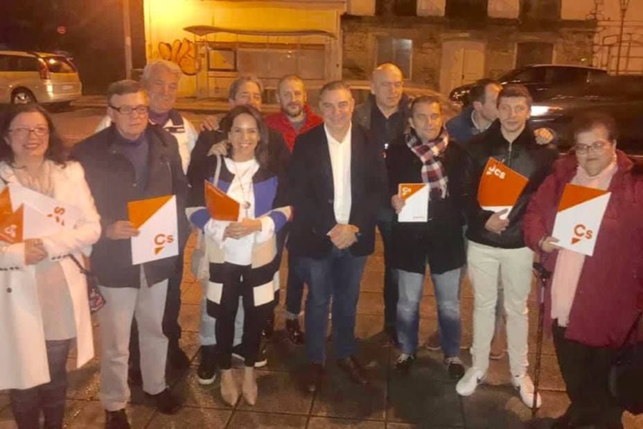 Integrantes de Ciudadanos Narón con el secretario de Organizacion en Galicia