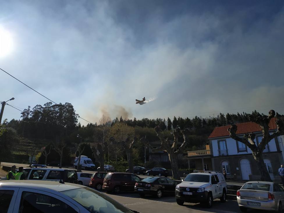 Galicia sufre en el arranque de la primavera su primer gran incendio desde la ola de fuegos de 2017