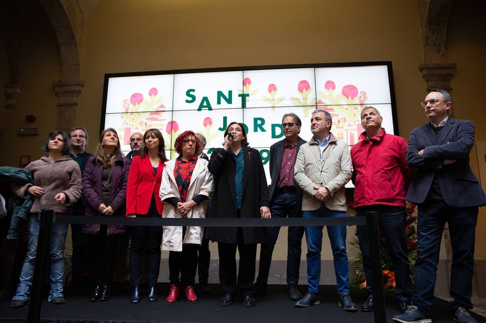 Colau recuerda a los políticos presos en el Día de Sant Jordi y lamenta la excepcionalidad política