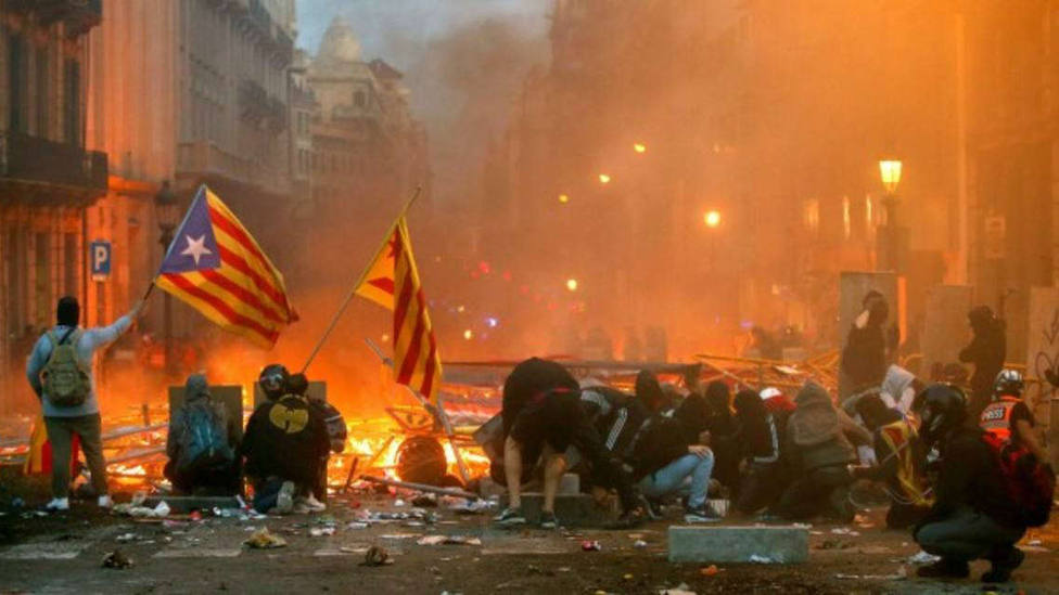 Manifestantes durante los altercados violentos en Cataluña