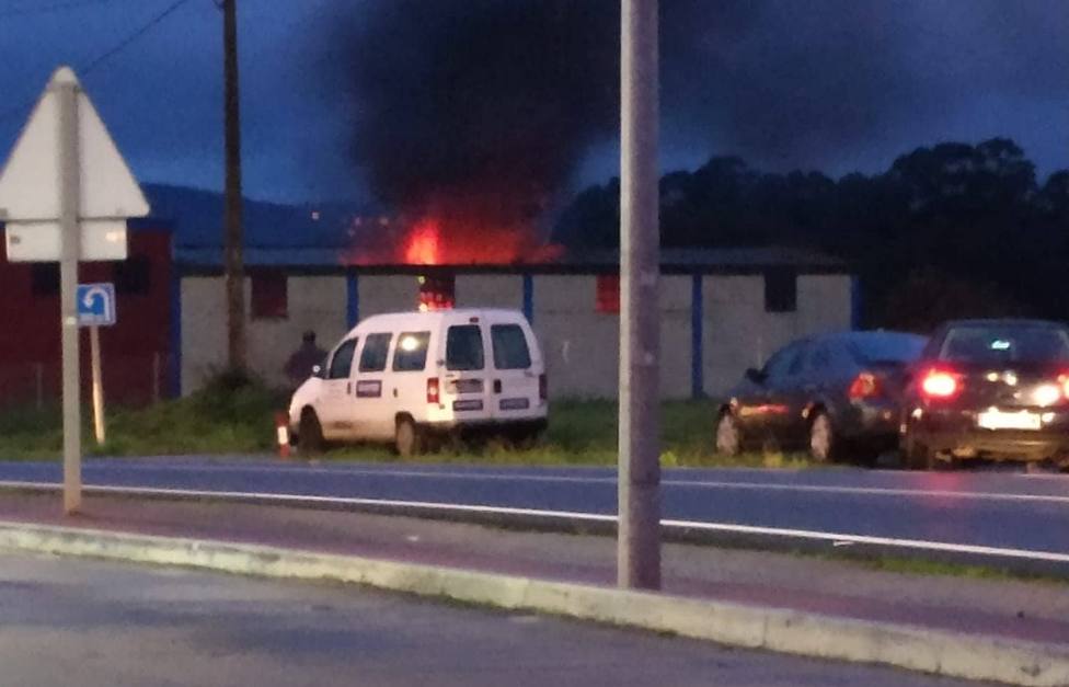 Las llamas del inciendio llegaron a alcanzar una cierta altura - FOTO: Tráfico Ferrolterra