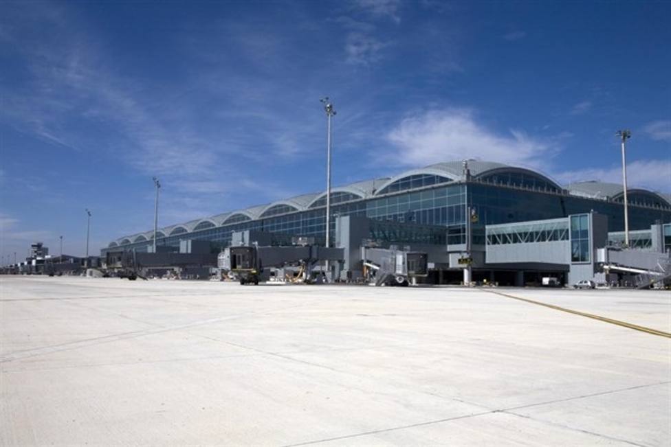 Un incendio afecta al techo de la terminal del aeropuerto de Alicante-Elche, que está siendo desalojado