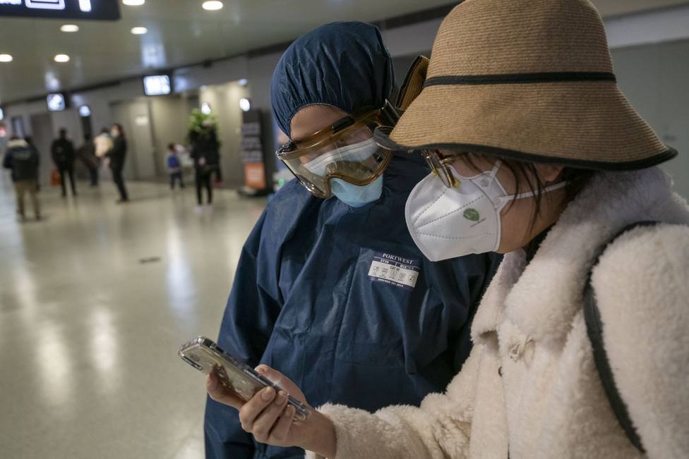 China eleva los muertos por el brote del nuevo coronavirus a 908 y a 40.171 los afectados en el país