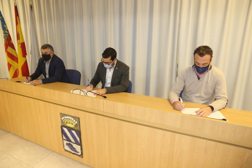 Firma del acuerdo entre PSPV, PP y Mès lAlcora