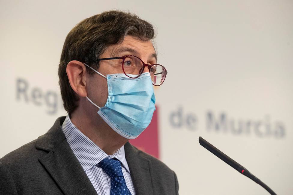 Dimite el consejero de Salud de Murcia tras vacunarse contra el coronavirus