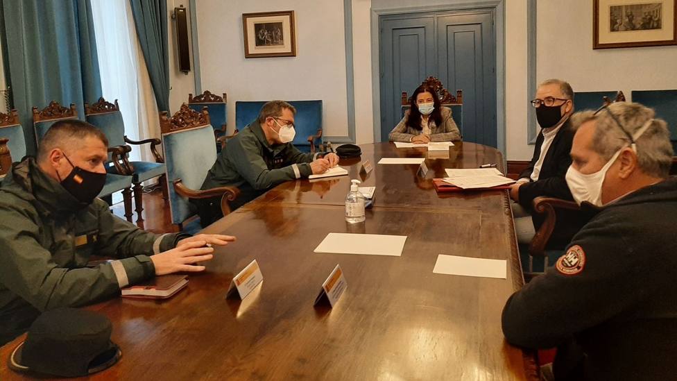 La subdelegada del Gobierno, Isabel Rodríguez, se reúne con responsables de la Guardia Civil y otros cargos