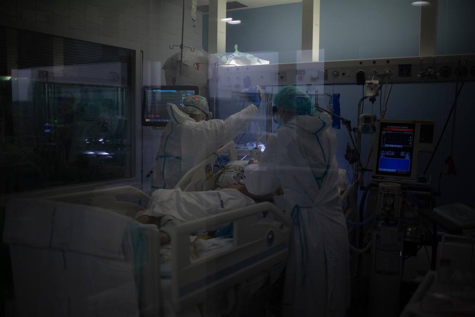 Trabajadores sanitarios atienden a un paciente en una UCI - David Zorrakino - Europa Press - Archivo