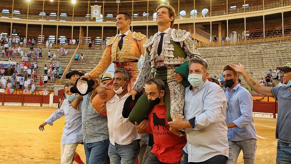 José María Manzanares y El Juli en su salida a hombros este jueves en Alicante