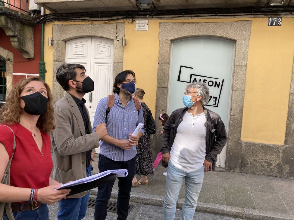Visita de Julián Reina a la calle Magdalena. FOTO: concello de Ferrol