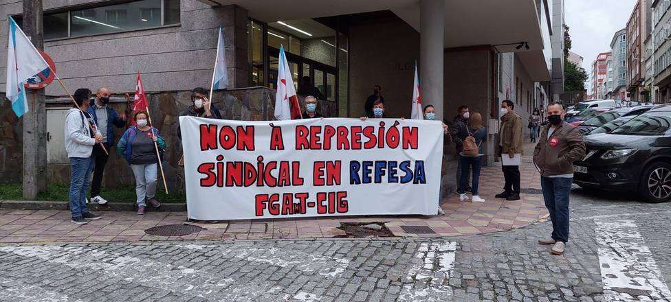 Concentración a las puertas del Juzgado de Ferrol coincidiendo con la celebración de la vista - FOTO: CIG