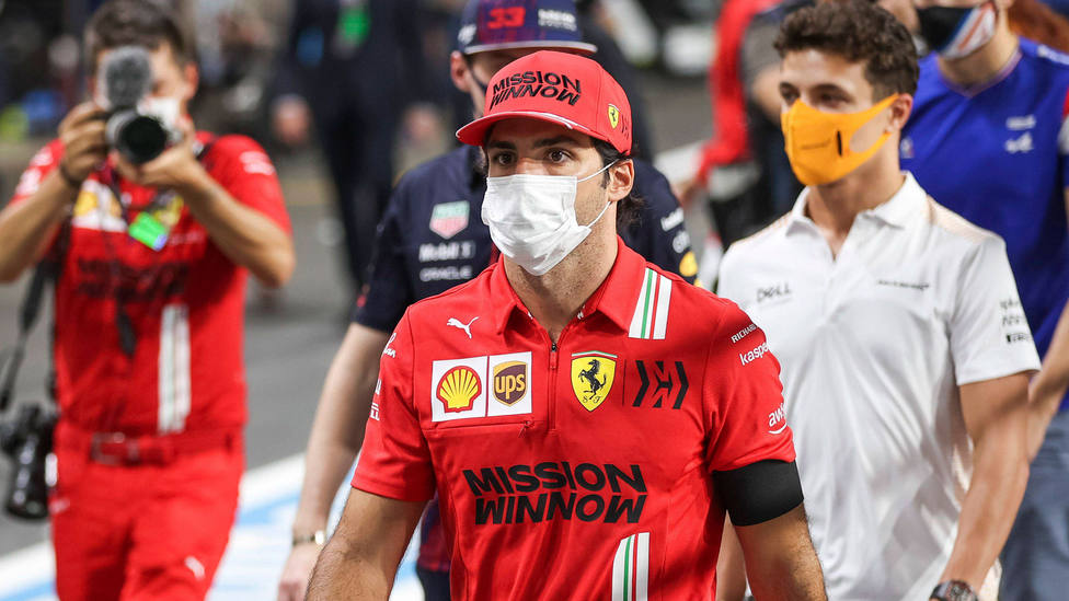 Carlos Sainz, piloto de Ferrari, paseándose por el box durante el GP de Arabia Saudi. CORDONPRESS