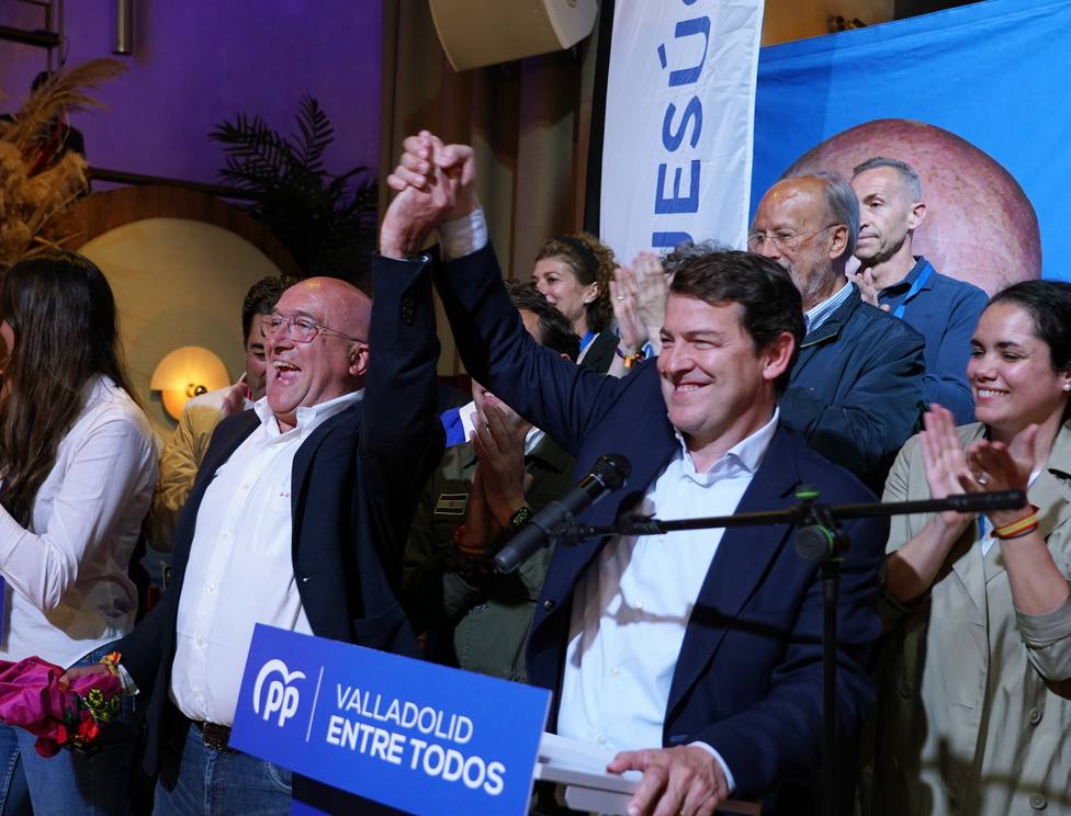Fernández Mañueco celebra junto Carnero los resultados del PP de Castilla y León en las elecciones del 28M