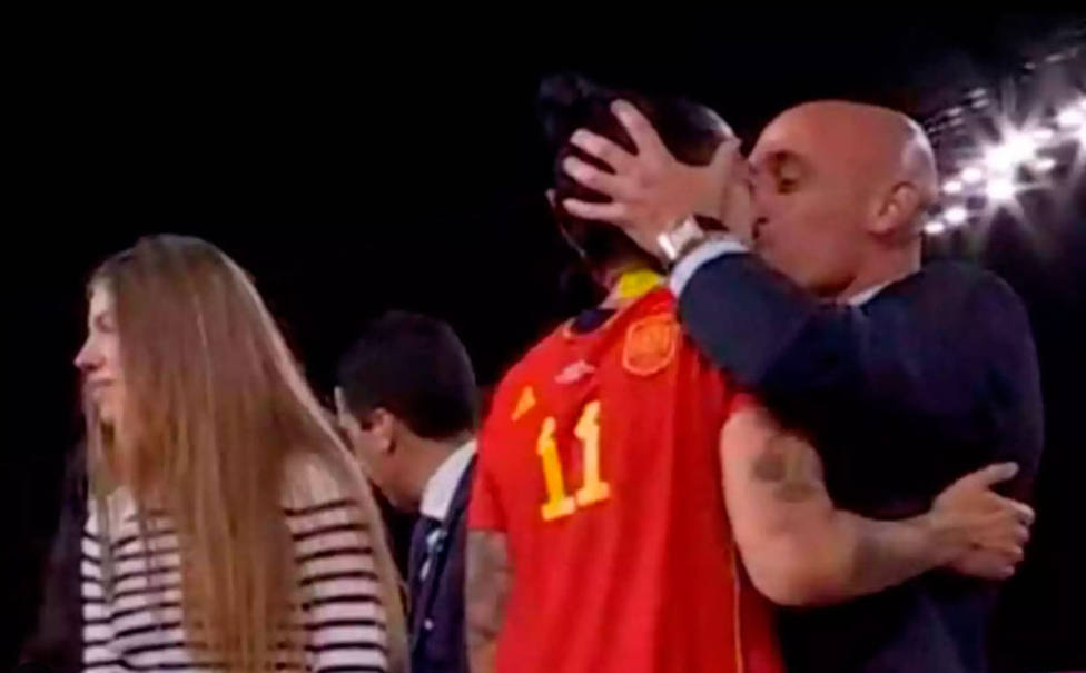Luis Rubiales besa a Jenni Hermoso tras la final del Mundial