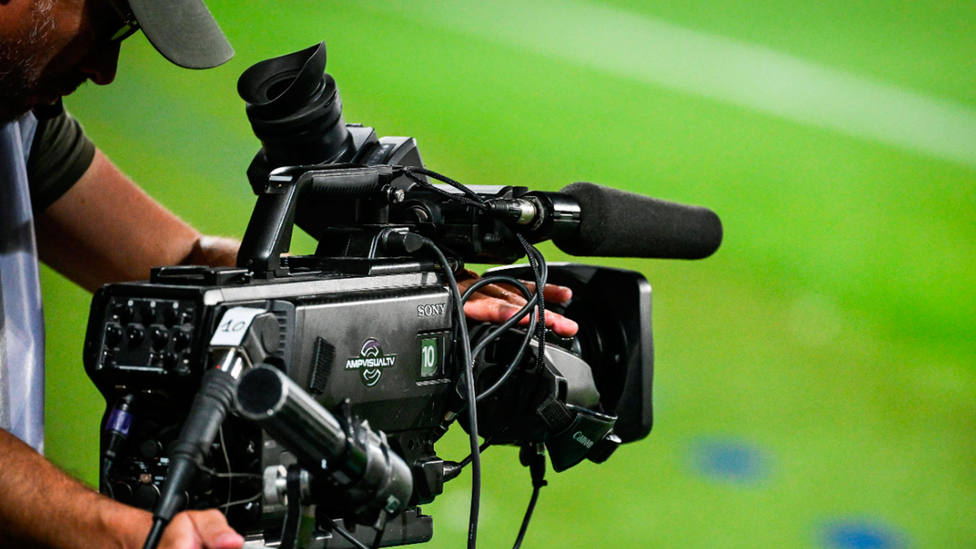 Imagen de una cámara de televisión en un campo de fútbol. CORDONPRESS