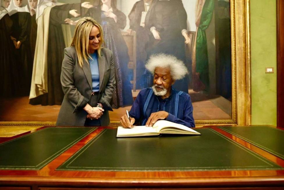 Wole Soyinca firma en el Libro de Honor de Granada