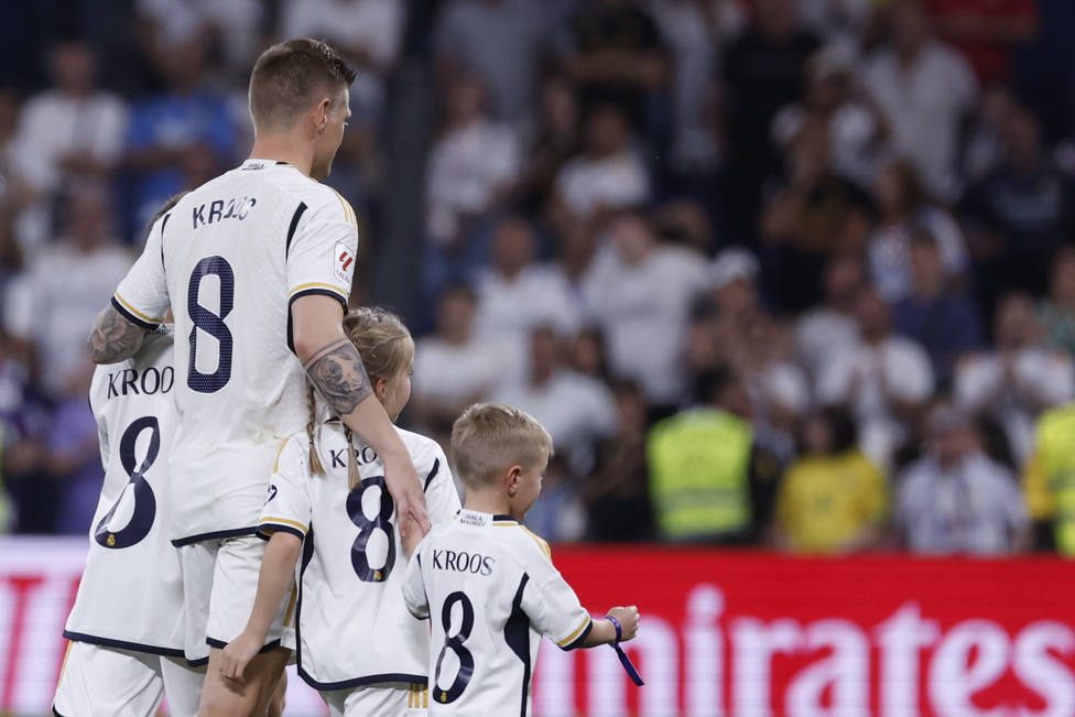Kroos, con sus hijos, en la despedida del Bernabéu