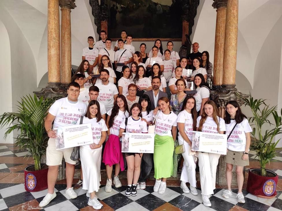 La Diputación entrega los premios del proyecto Los y las jóvenes emprendemos en nuestro pueblo