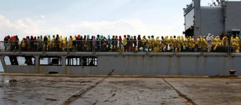Un grupo de personas rescatadas en el Canal de Sicilia esta semana. REUTERS