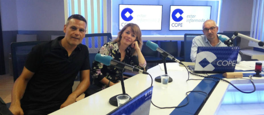 María Adánez y Roberto Enríquez con Carlos Gutiérrez