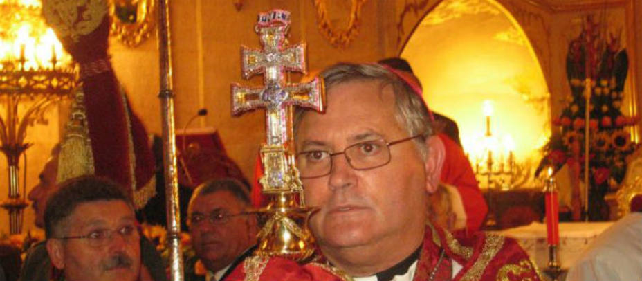 Monseñor Lorca Planes con la Cruz de Caravaca