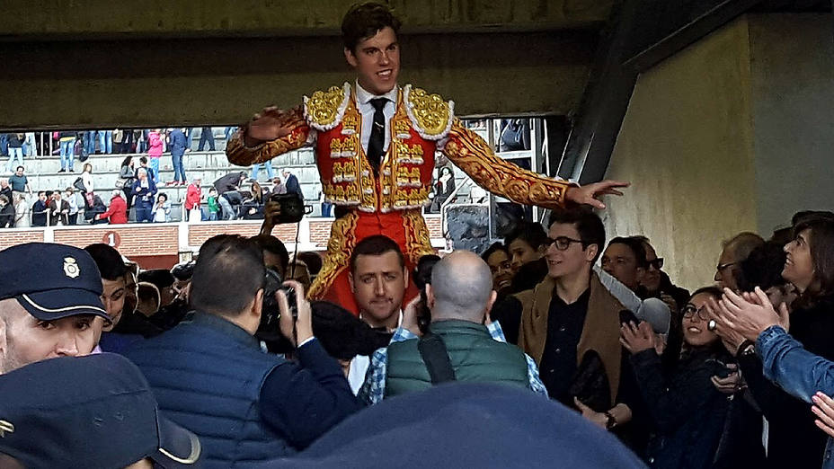 Álvaro García en su salida a hombros el pasado sábado en San Sebastián de los Reyes